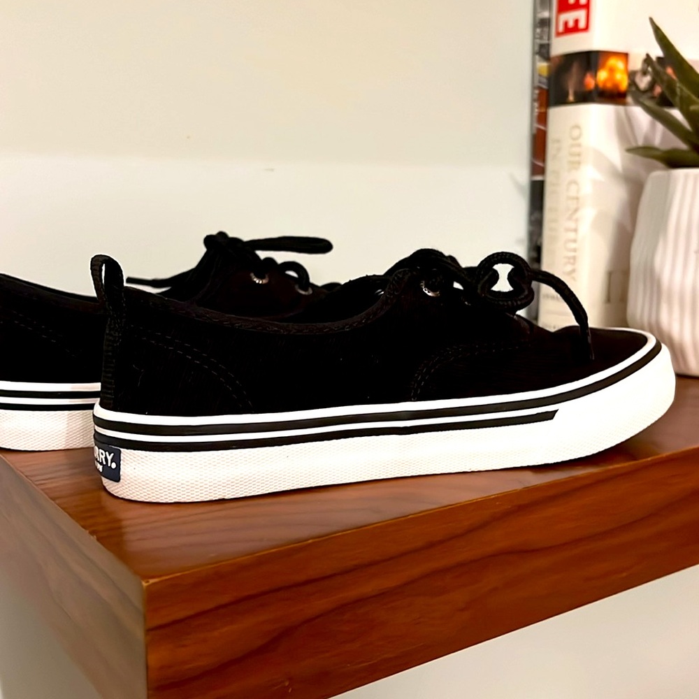 Sperry Women's Vulcanized Crest CVO Skinny Corduroy Shoes Black / 6.0